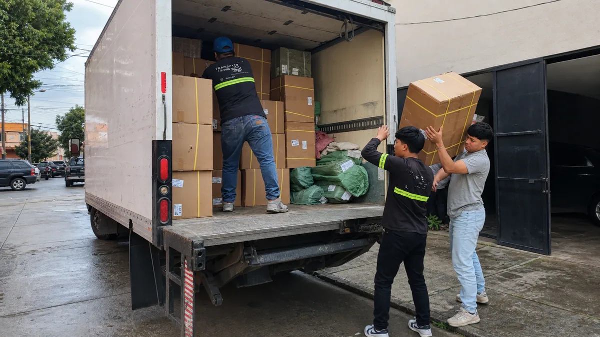 Camión de mudanzas TRANSPA para servicio en Calzada José Milla y Vidaurre