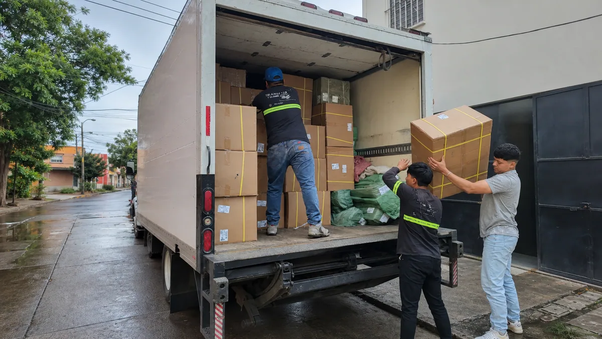 Camión de mudanzas TRANSPA para servicio en Calzada Raúl Aguilar Batres