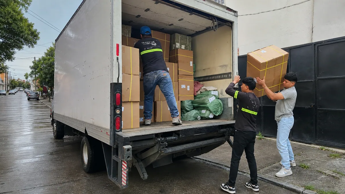 Camión de mudanzas TRANSPA para servicio en Calzada San Juan