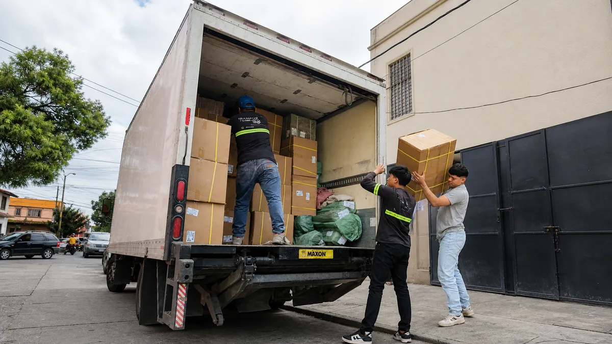 Camión de mudanzas TRANSPA para servicio en Chuarrancho