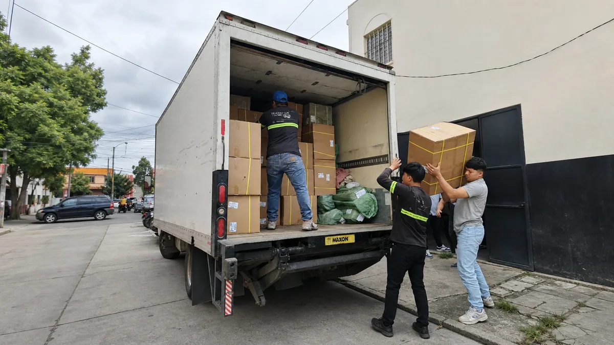 Camión de mudanzas TRANSPA para servicio en San Juan Sacatepéquez