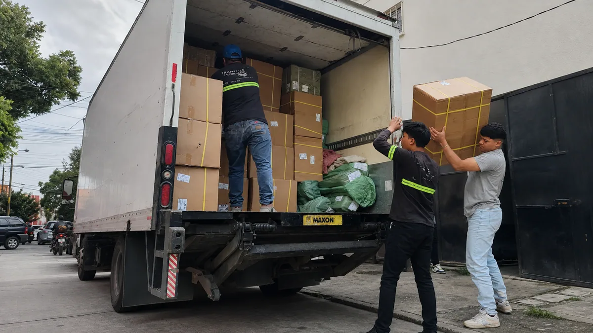 Camión de mudanzas TRANSPA para servicio en Santa Catarina Pinula
