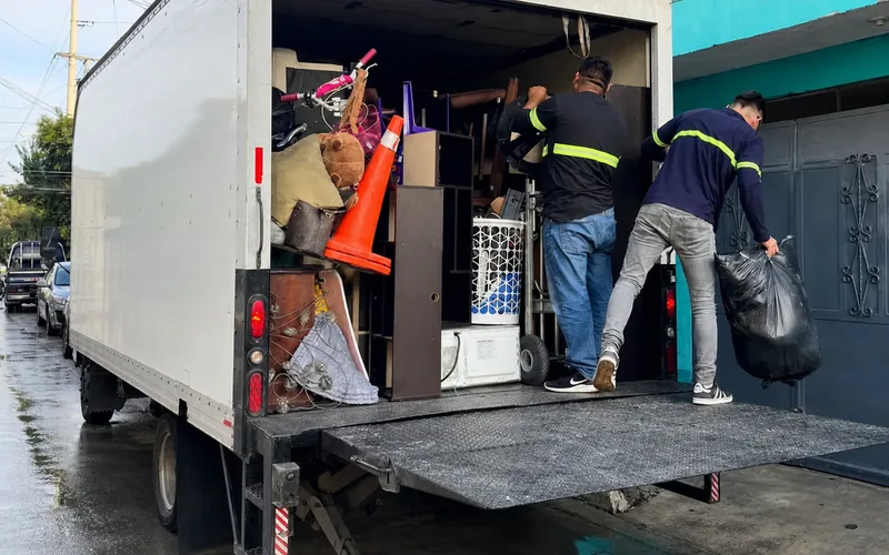 Camión de mudanzas locales TRANSPA para servicio en Calzada Atanasio Tzul