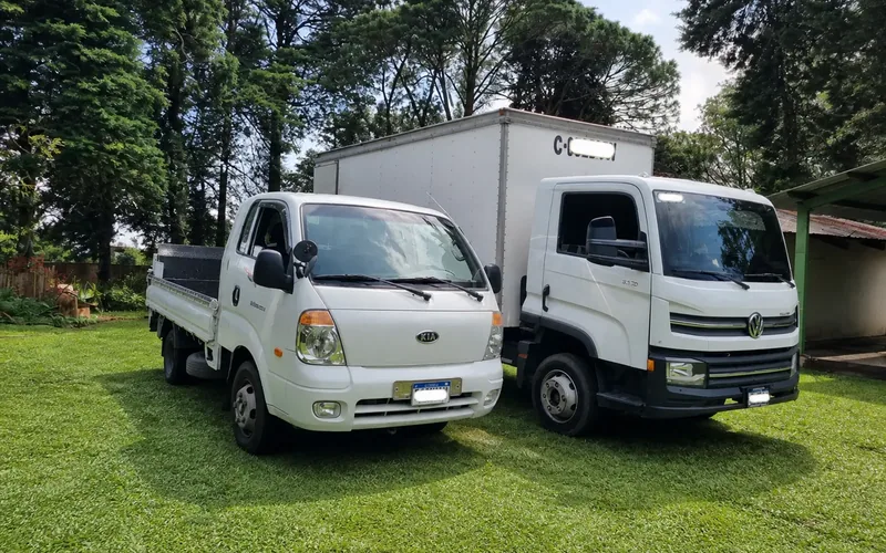 Flota de camiones de mudanza TRANSPA para servicio en Calzada José Milla y Vidaurre