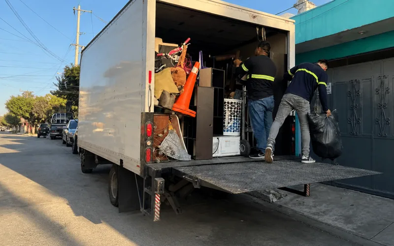 Camión de mudanzas locales TRANSPA para servicio en Calzada José Milla y Vidaurre