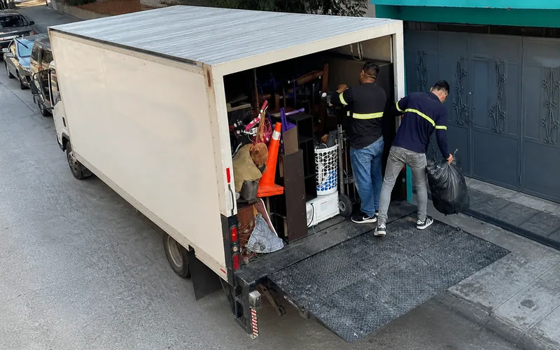 Camión de mudanzas locales TRANSPA para servicio en Calzada Roosevelt