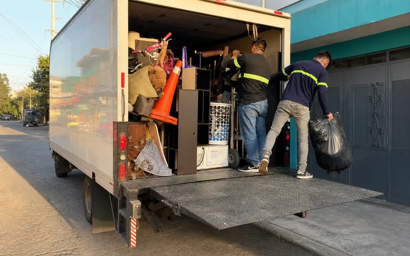 Camión de mudanzas locales TRANSPA para servicio en Calzada San Juan