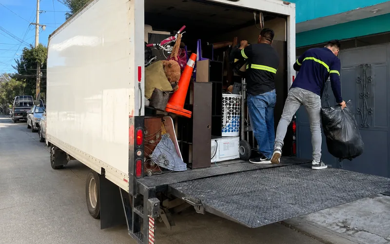 Camión de mudanzas locales TRANSPA para servicio en San Raymundo