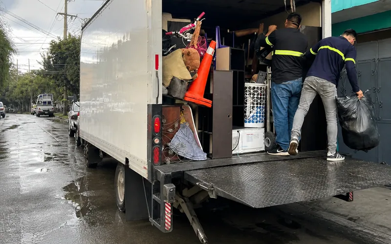 Camión de mudanzas locales TRANSPA para servicio en Santa Catarina Pinula