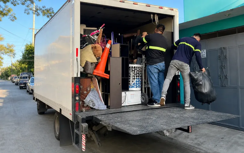 Camión de mudanzas locales TRANSPA para servicio en Zona 17