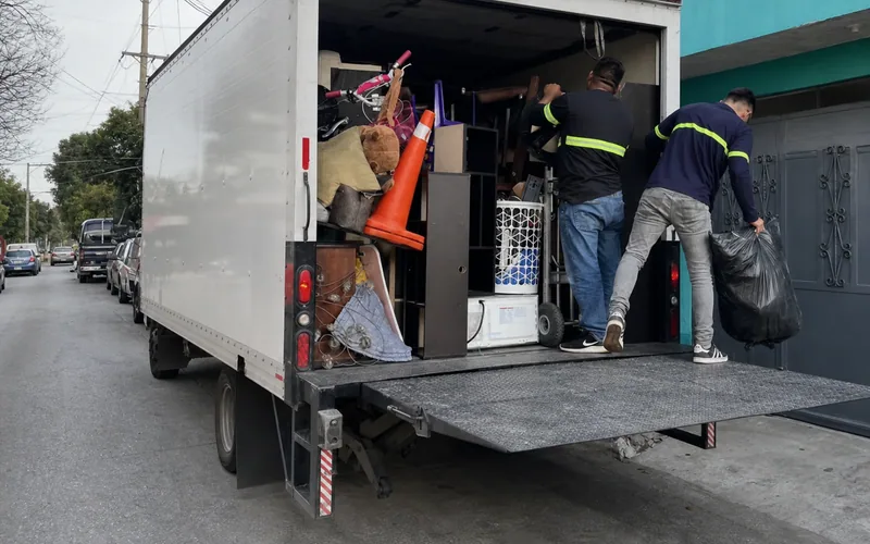Camión de mudanzas locales TRANSPA para servicio en Zona 2