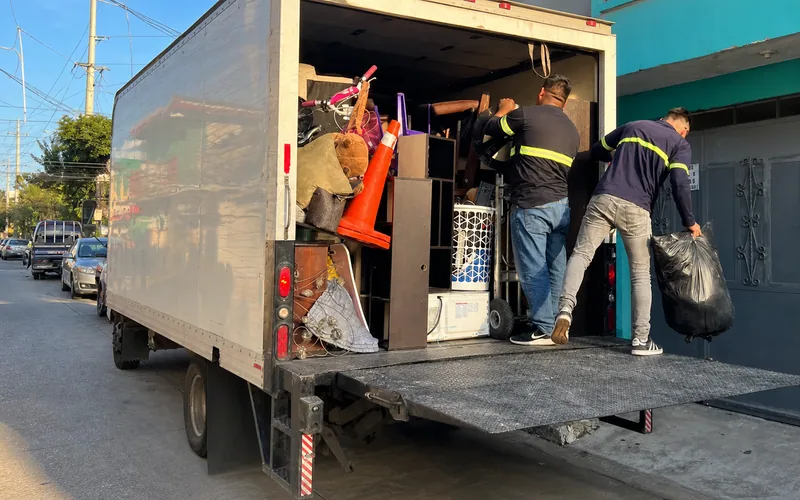 Camión de mudanzas locales TRANSPA para servicio en Zona 7
