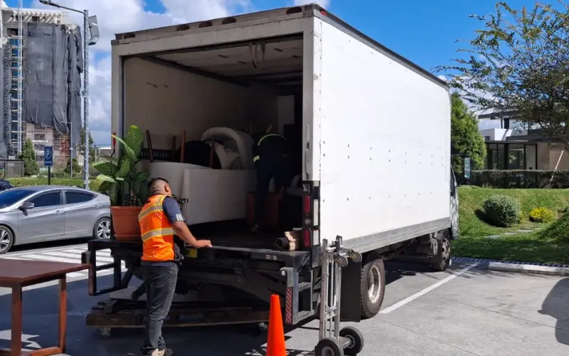 Camión de mudanzas departamentales en carretera de Guatemala